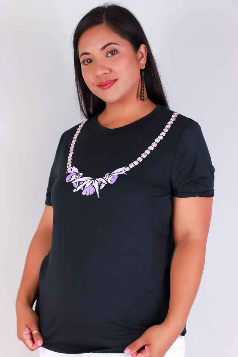 Jeans Warehouse Hawaii - PLUS S/S SCREENS - HONOHONO LEI TEE | By LUZ